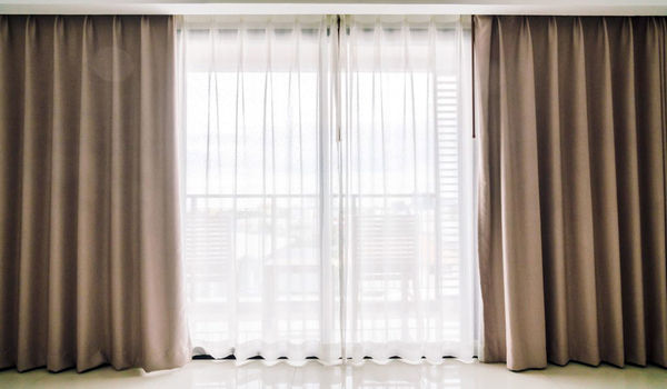 rideau brun et blanc appartement