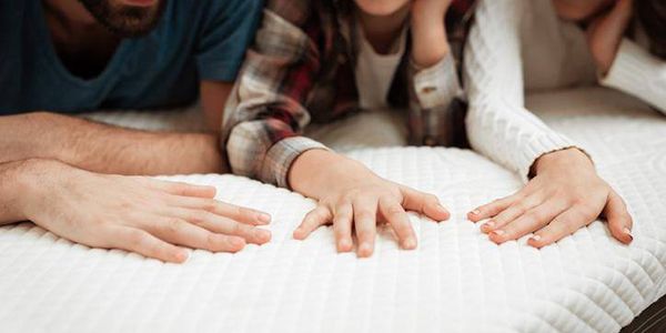 3 mains sur matelas en toile