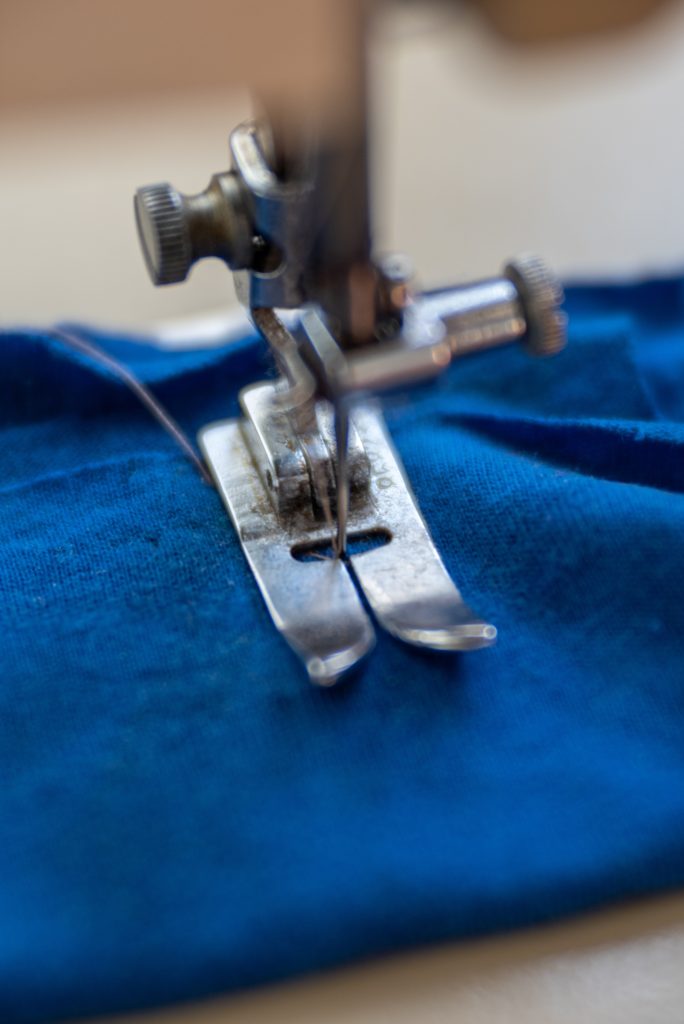 machine à coudre avec tissu bleu