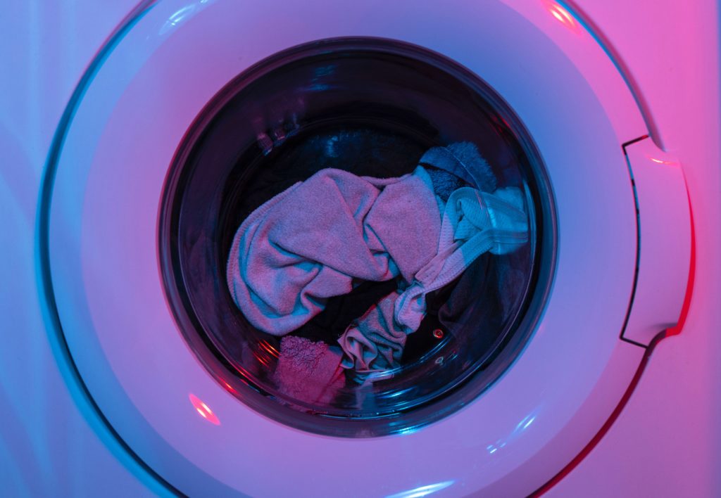 machine à lavé néon avec toile de jute
