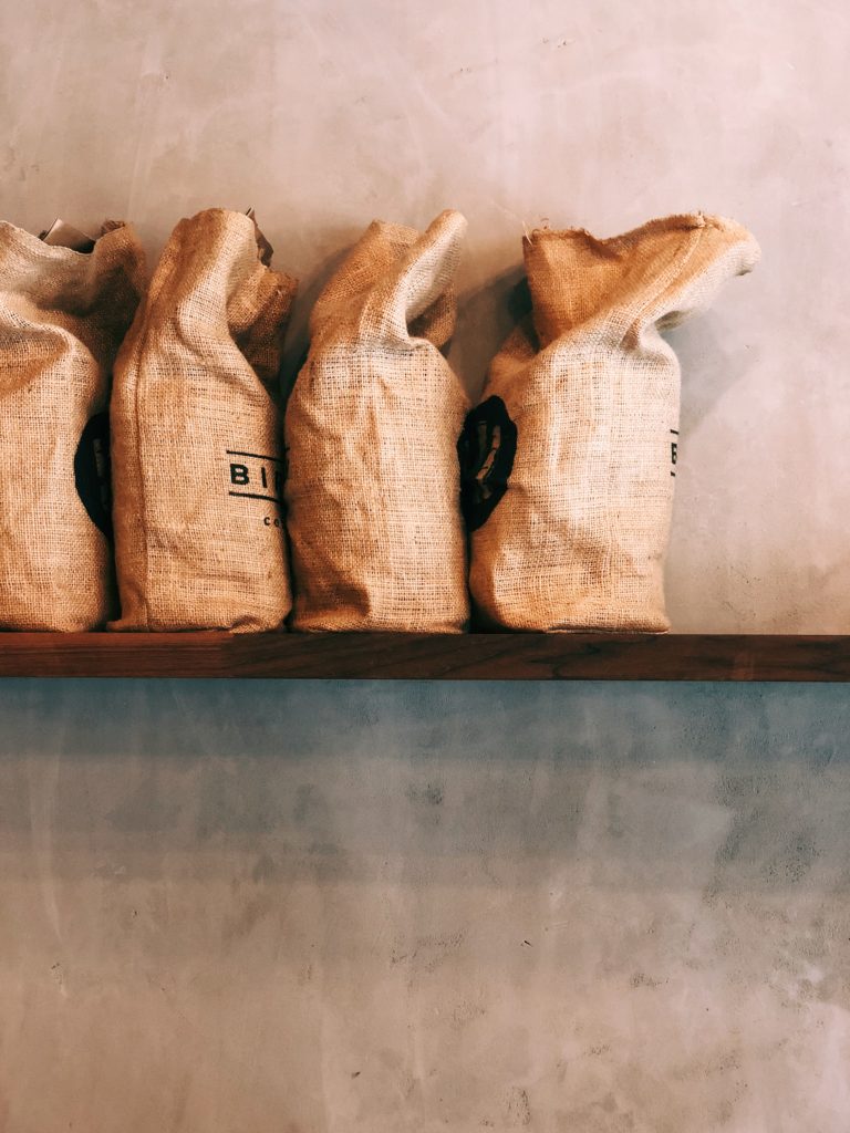 sac de café en toile de jute sur étagère